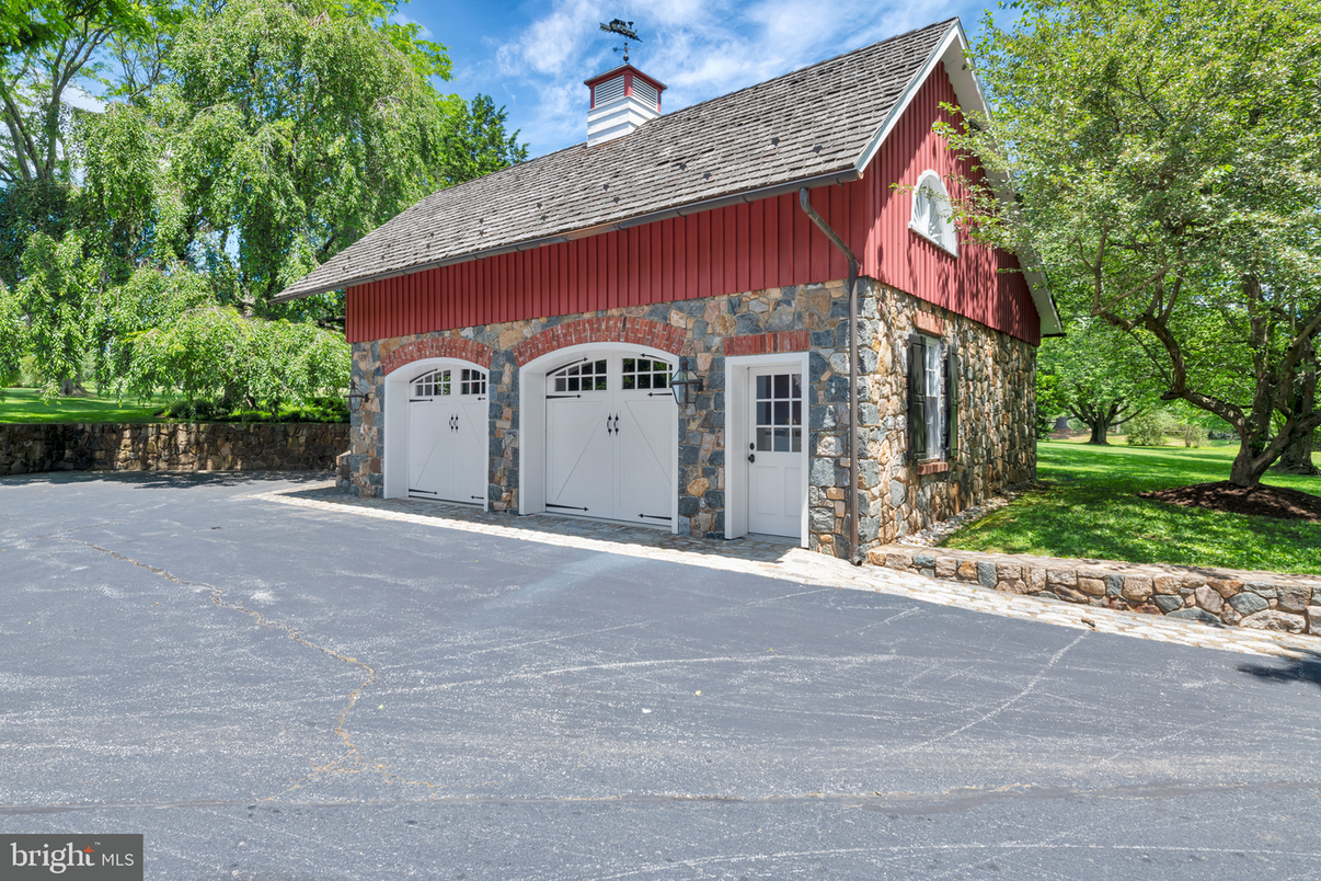 Attached, Exterior, Facade, None