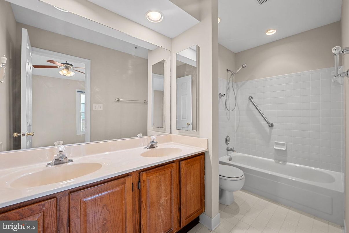 Bathroom, Dual Sink Vanities, Interior, Recessed Lighting