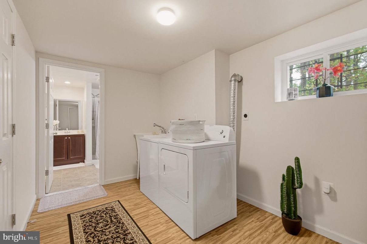 Interior, Recessed Lighting, Washer, Wood Texture Flooring