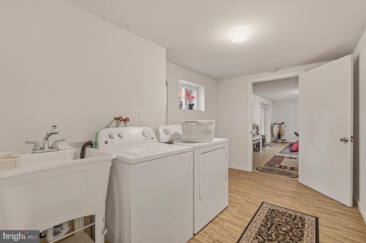 Interior, Washer, Wood Texture Flooring
