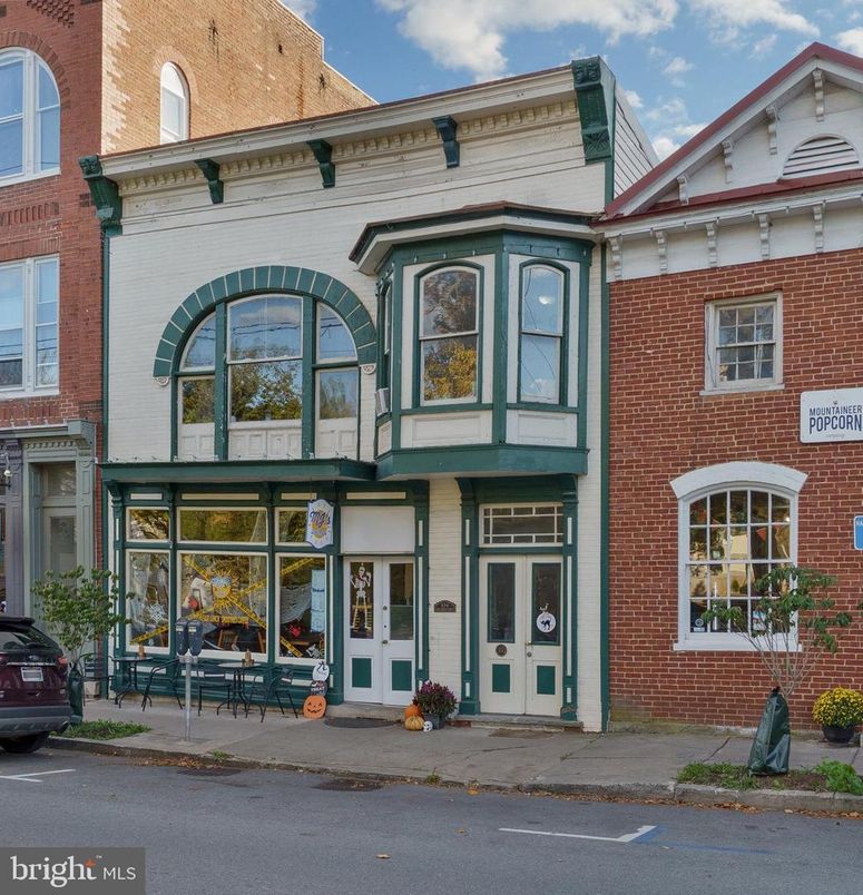 Exterior, Facade, Brick Facade, Rowhouse