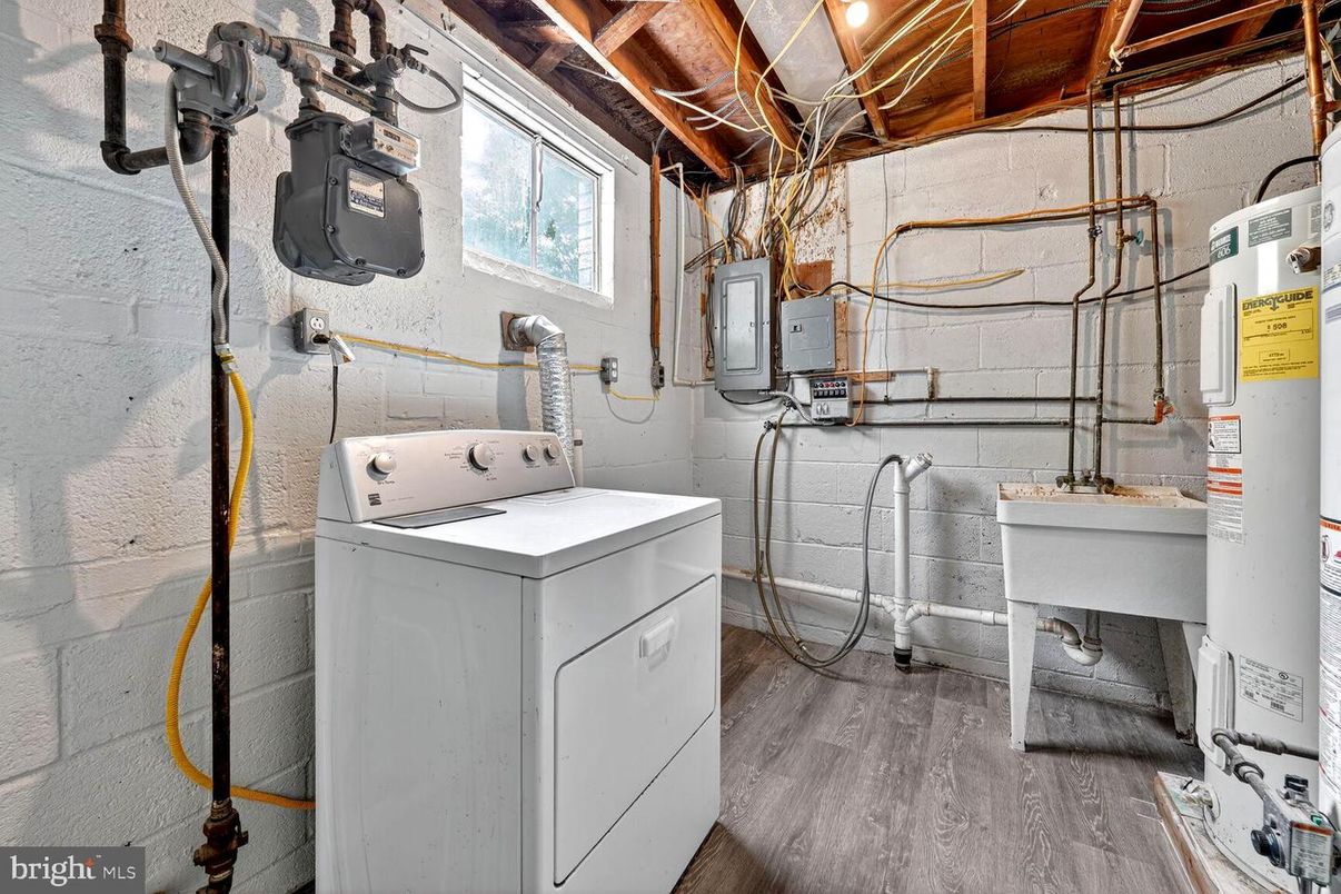 Interior, Washer, Wood Texture Flooring