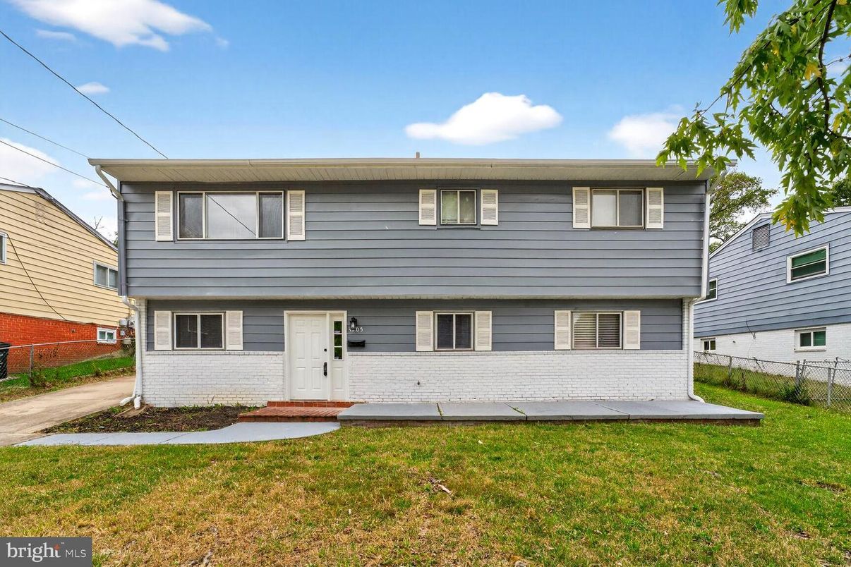 Exterior, Facade, Split Level