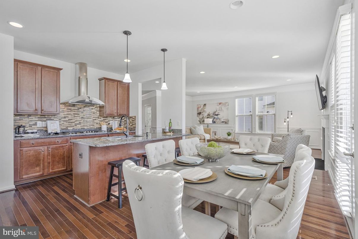 Dining room, Interior, Kitchen, Pendant Lights, Recessed Lighting, Wood Texture Flooring