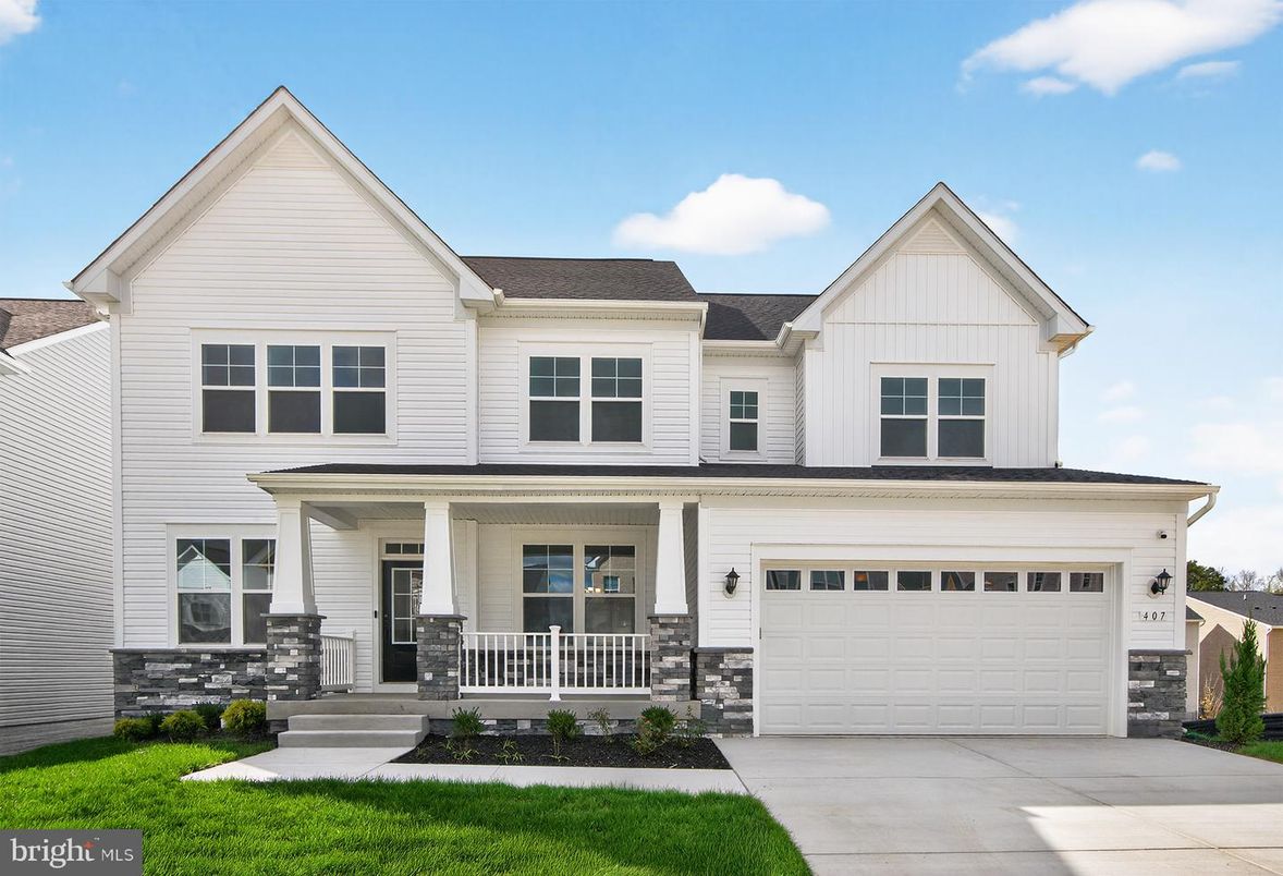 Attached, Exterior, Facade, Farmhouse