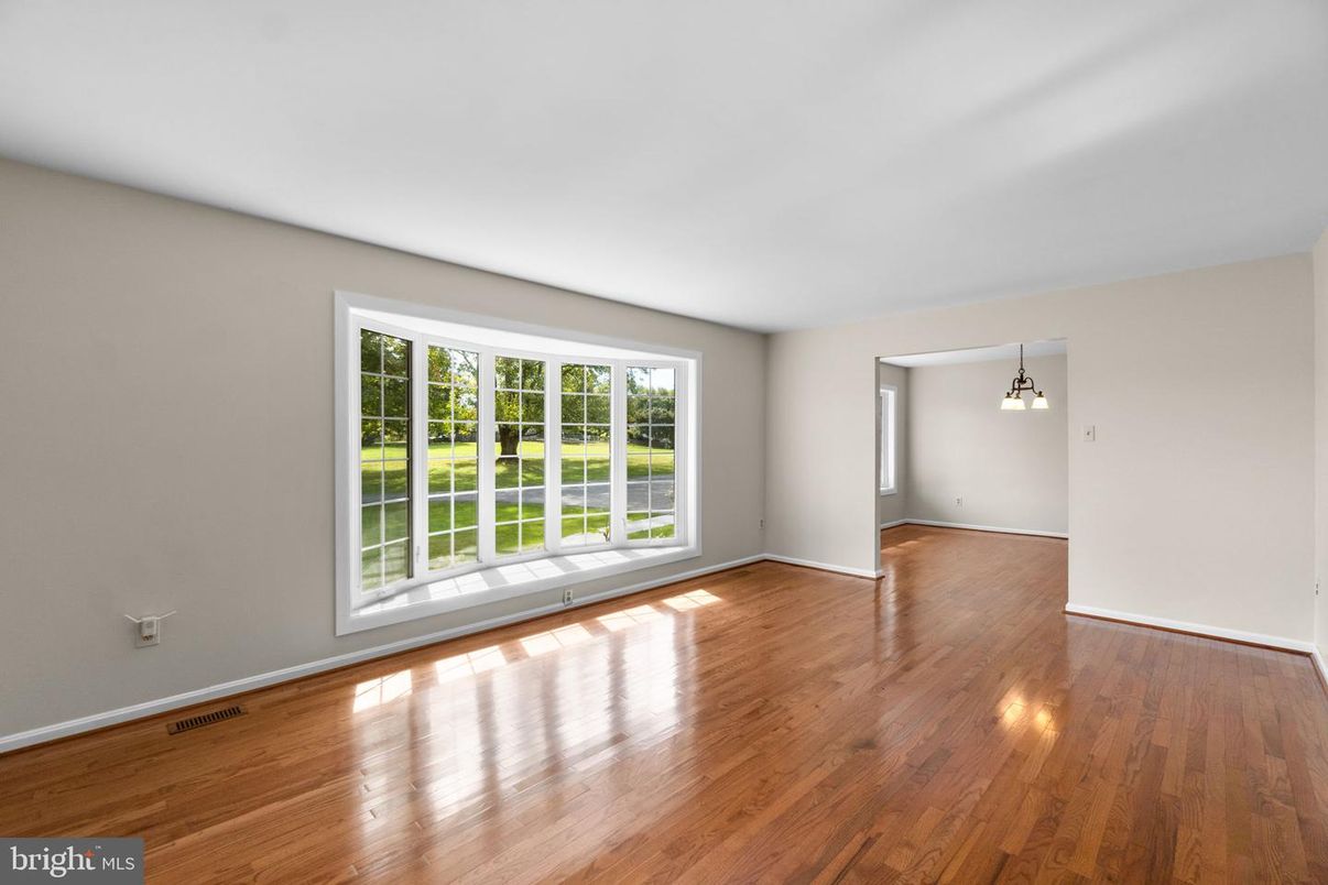 Empty room, Interior, Pendant Lights, Wood Texture Flooring