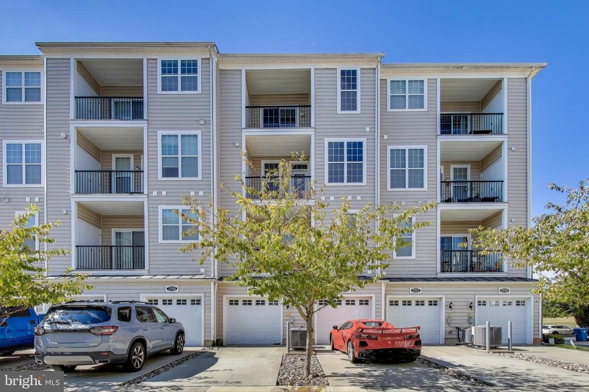 Attached, Exterior, Facade, Rowhouse