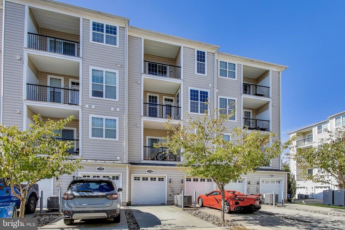 Attached, Exterior, Facade, Rowhouse