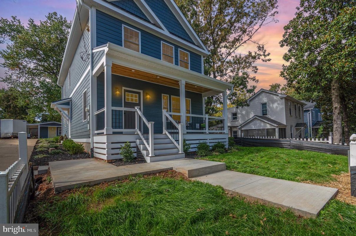 Backyard, Exterior, Facade, Queen Anne Victorian