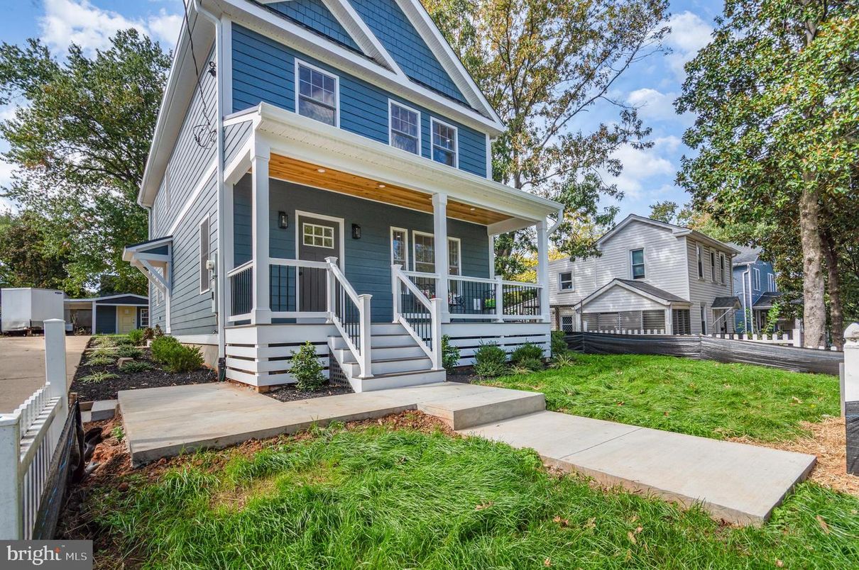 Backyard, Exterior, Facade, Queen Anne Victorian