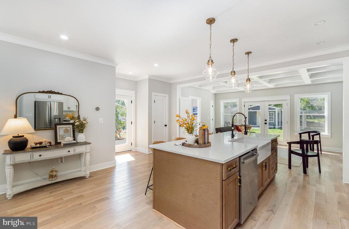 Dining room, Interior, Kitchen, Pendant Lights, Recessed Lighting, Wood Texture Flooring