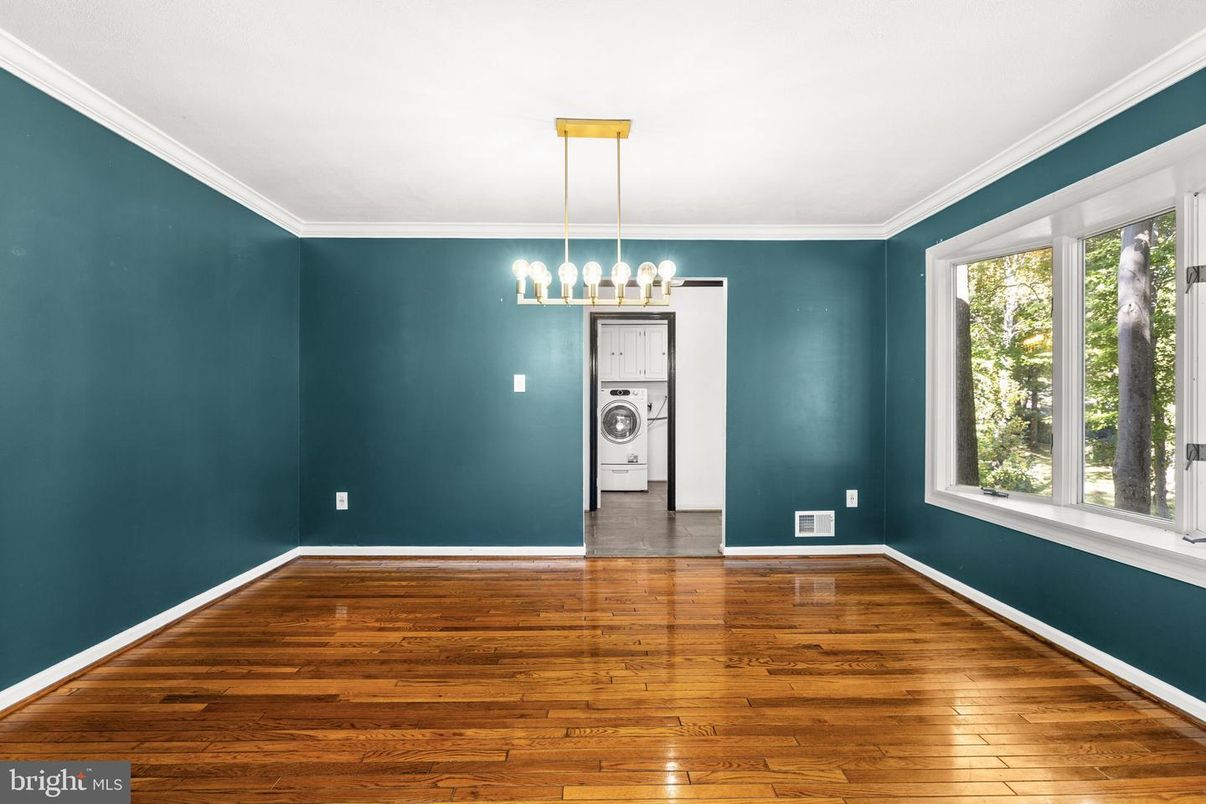 Empty room, Interior, Pendant Lights, Washer, Wood Texture Flooring