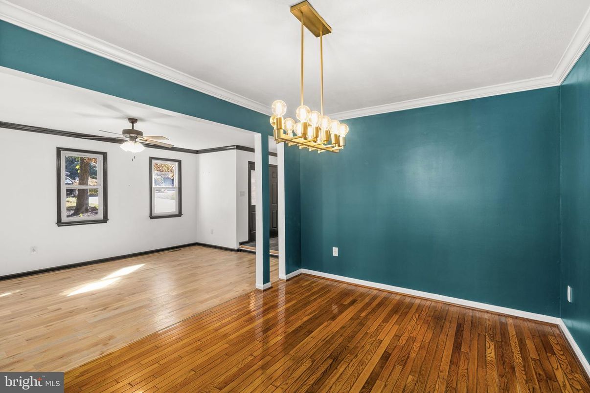 Empty room, Interior, Pendant Lights, Wood Texture Flooring