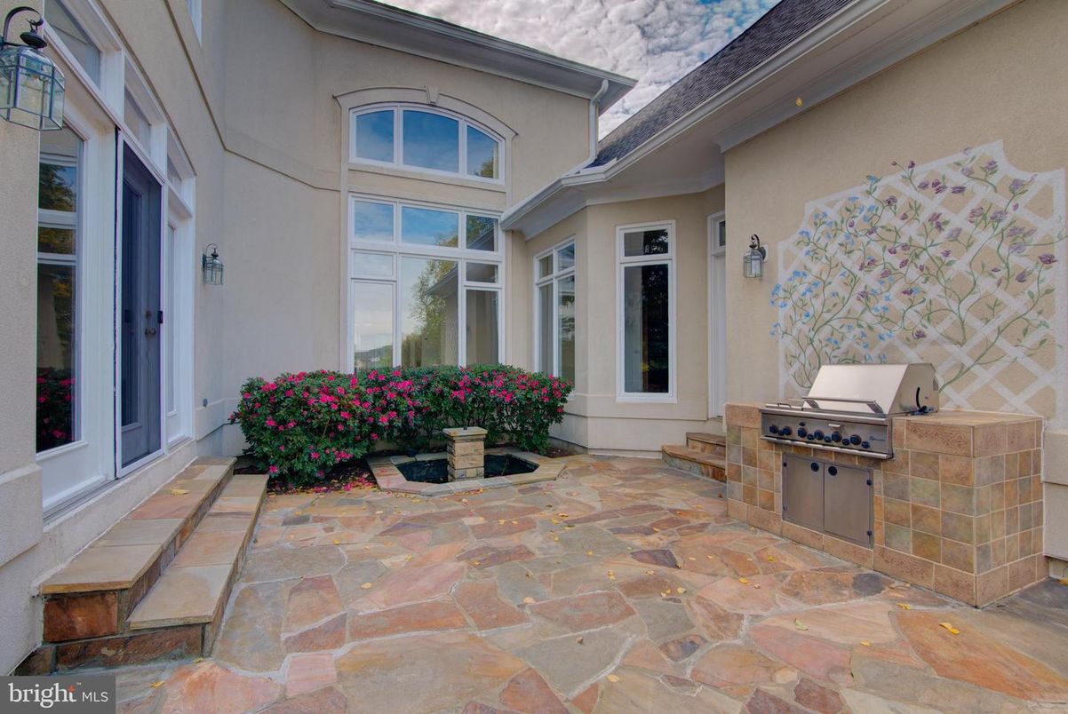 Exterior, Outdoor Kitchen