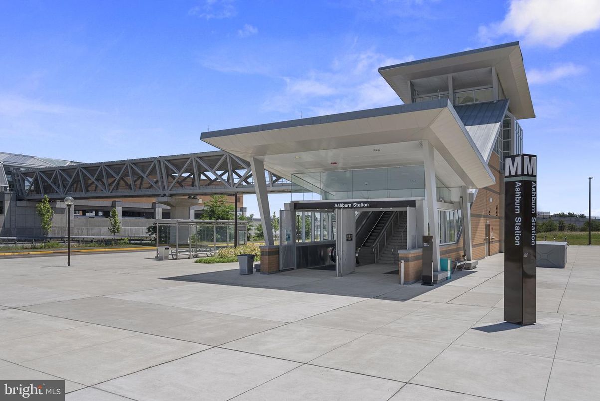 Exterior, Facade, Modern