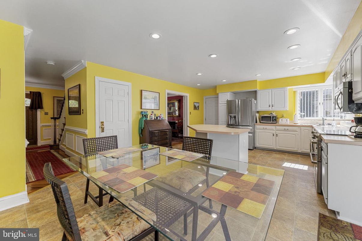 Dining room, Interior, Kitchen, Recessed Lighting, Stainless Steel Appliances