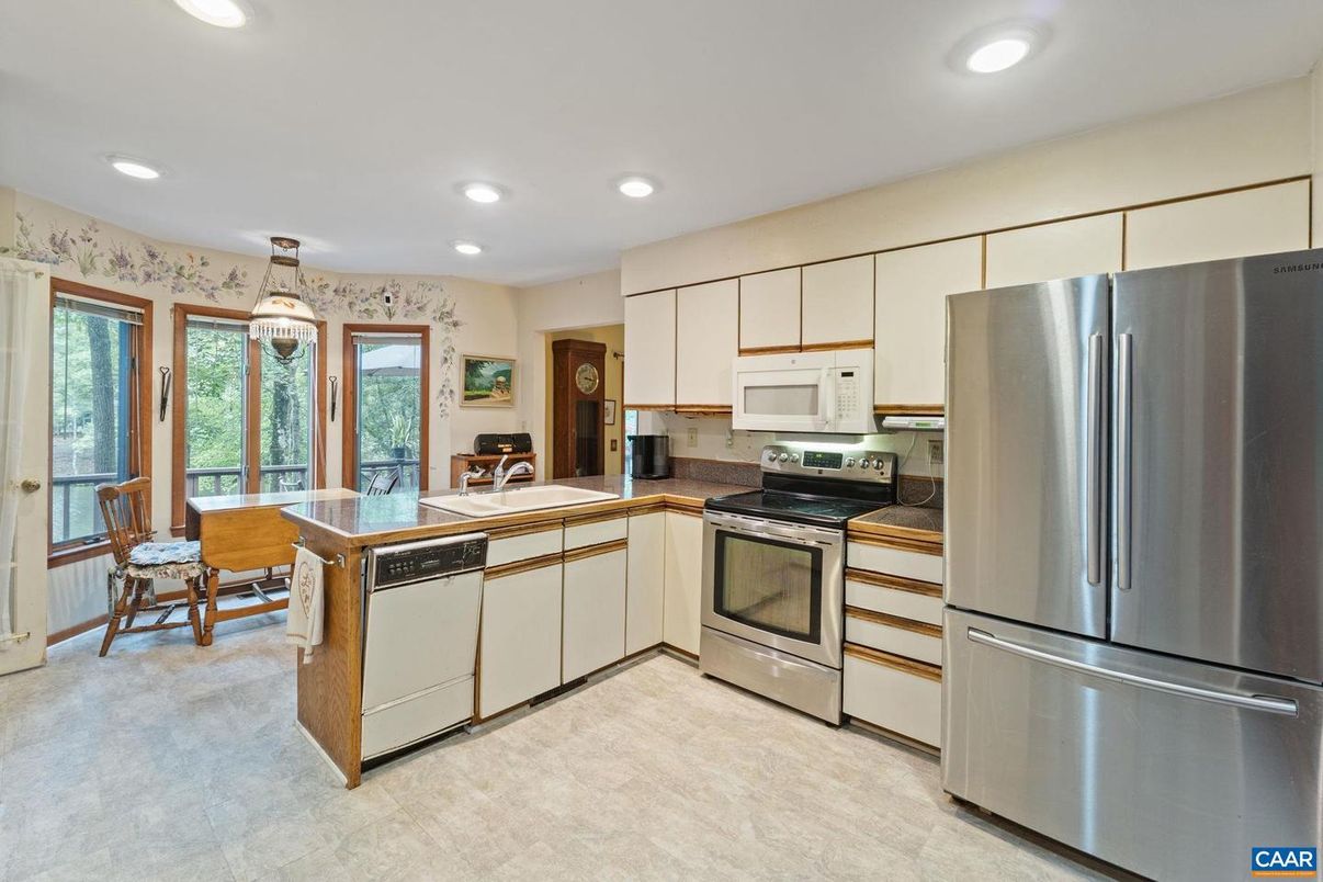 Dining room, Interior, Kitchen, Pendant Lights, Recessed Lighting, Stainless Steel Appliances