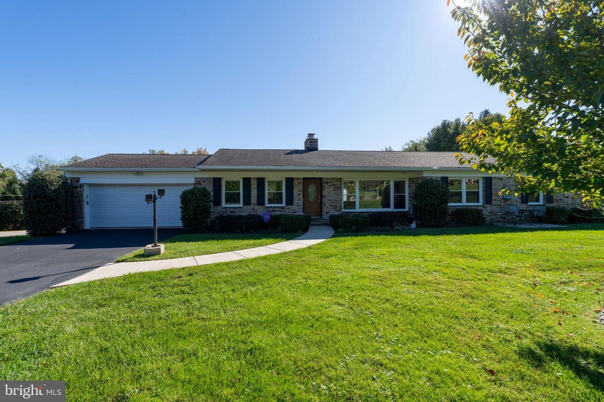 Attached, Backyard, Exterior, Facade, Brick Facade, Ranch