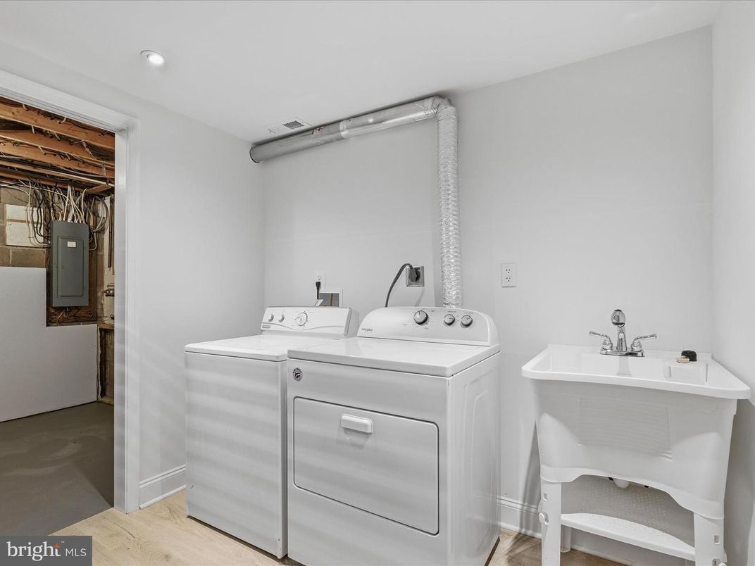 Interior, Recessed Lighting, Washer, Wood Texture Flooring