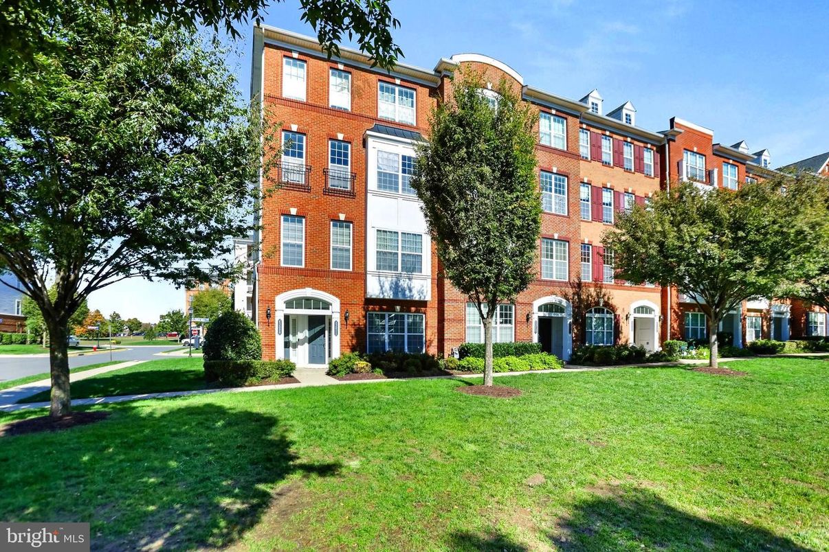 Backyard, Exterior, Facade, Brick Facade, Rowhouse