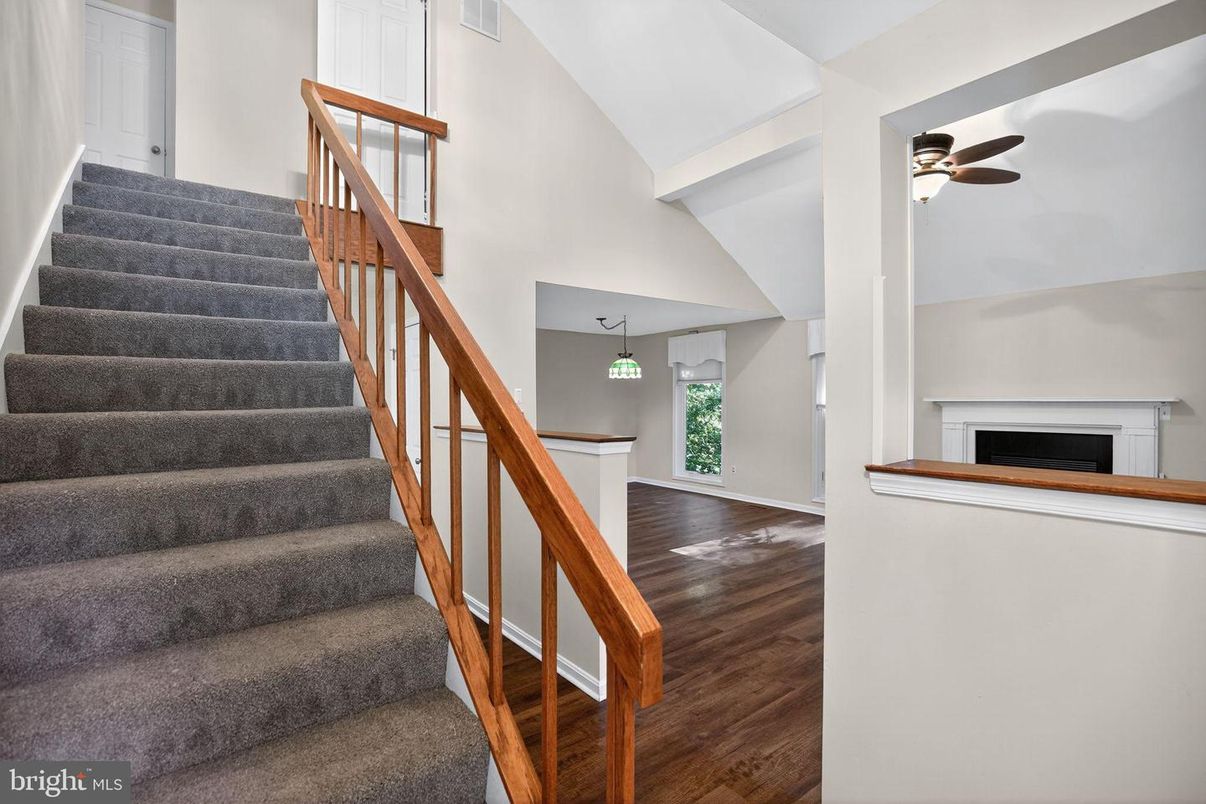 Interior, Pendant Lights, Wood Texture Flooring