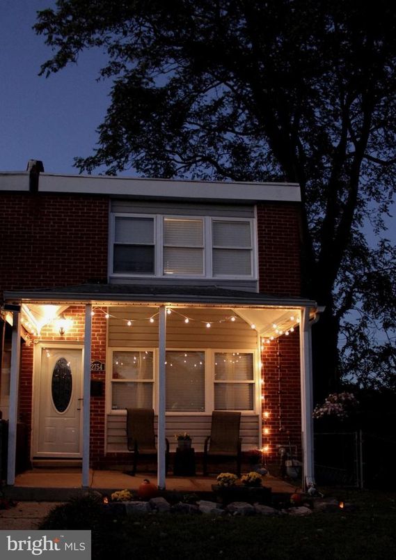 Exterior, Facade, Brick Facade, American Foursquare