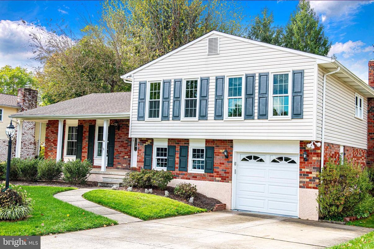 Attached, Exterior, Facade, Brick Facade, Split Level