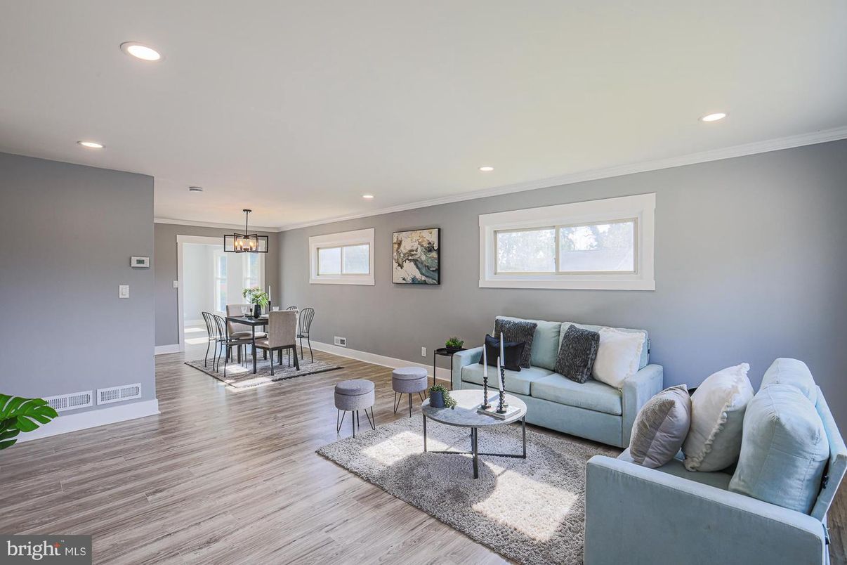 Chandelier, Dining room, Interior, Living room, Recessed Lighting, Wood Texture Flooring