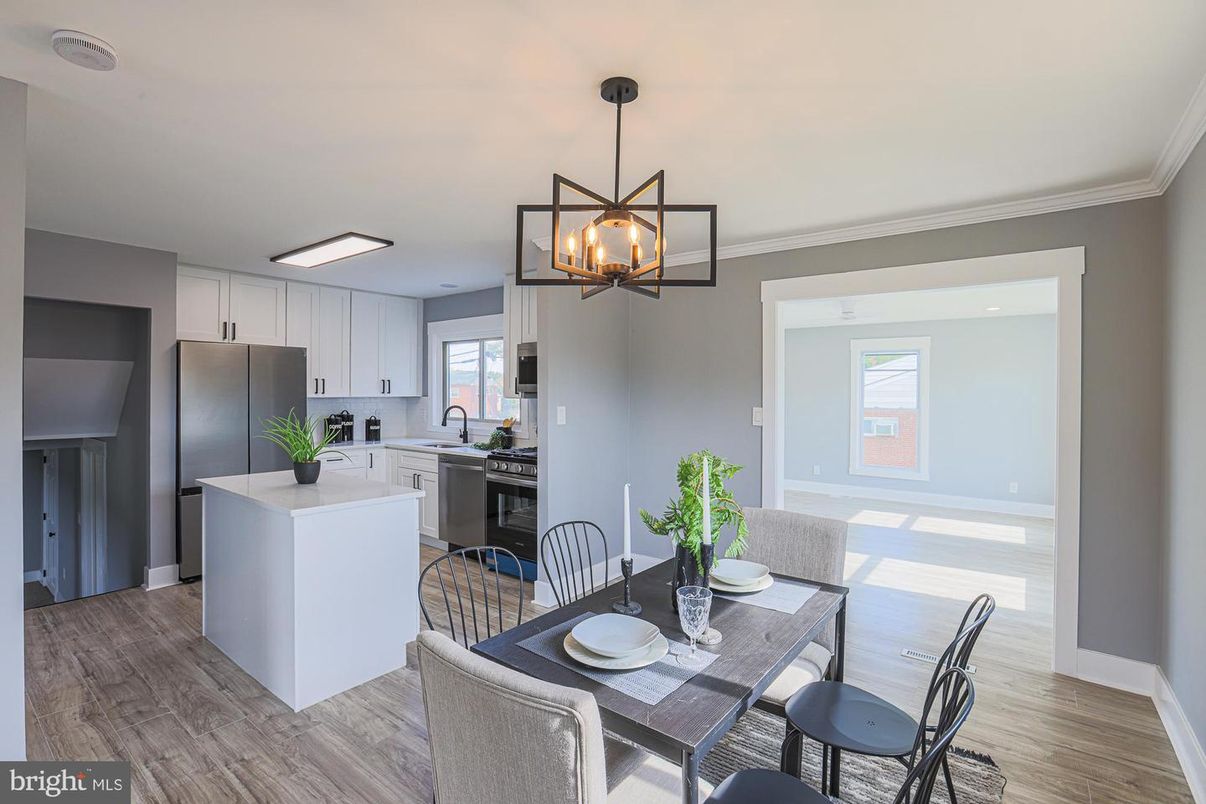 Dining room, Interior, Kitchen, Pendant Lights, Recessed Lighting, Wood Texture Flooring