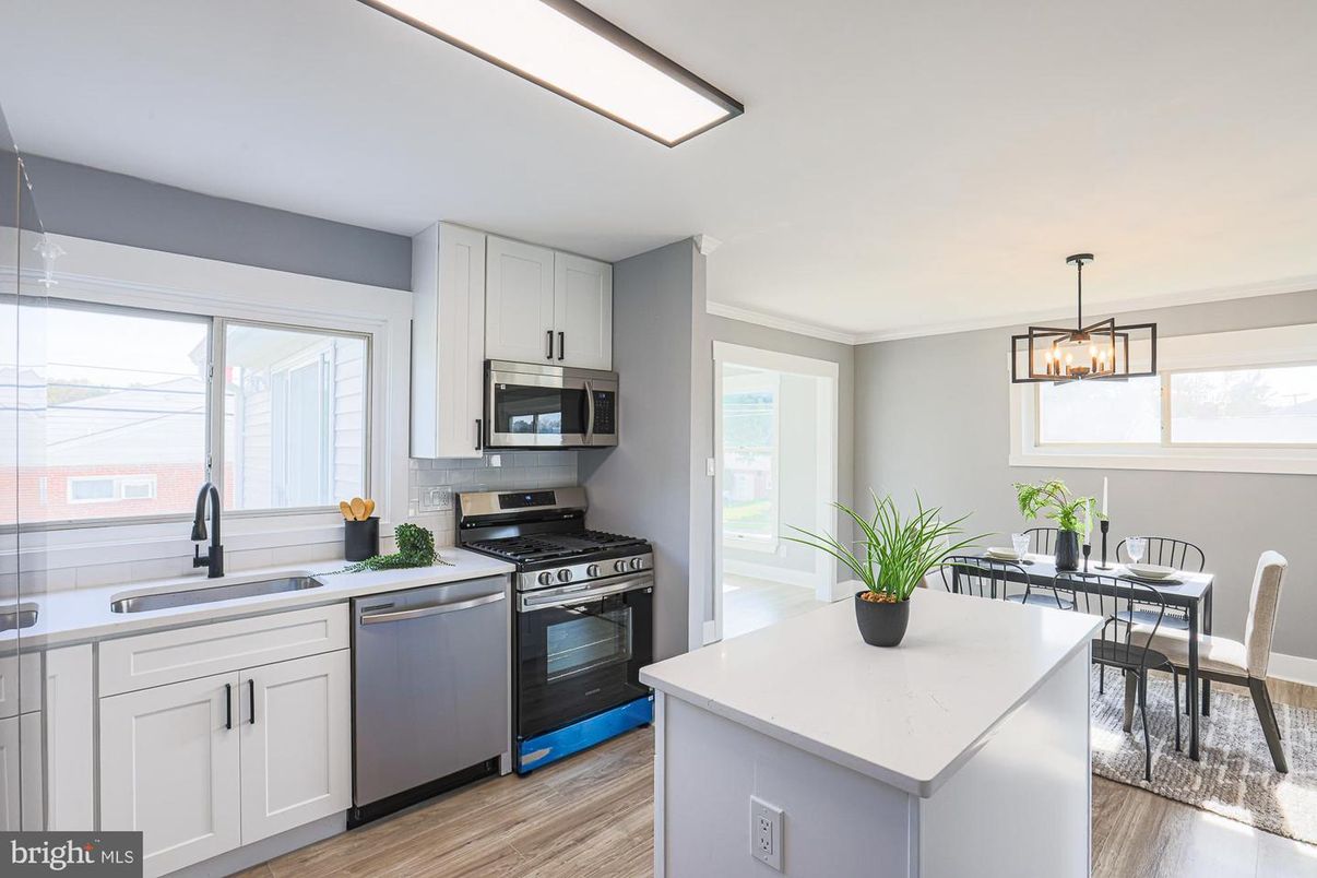 Dining room, Interior, Kitchen, Pendant Lights, Stainless Steel Appliances, Wood Texture Flooring