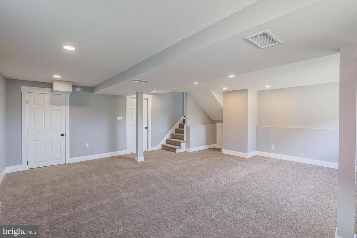 Empty room, Interior, Recessed Lighting