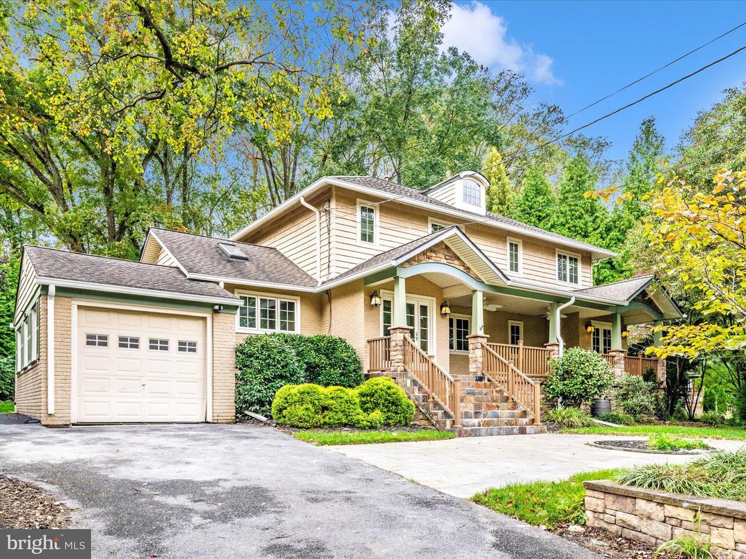 Attached, Exterior, Facade, Queen Anne Victorian