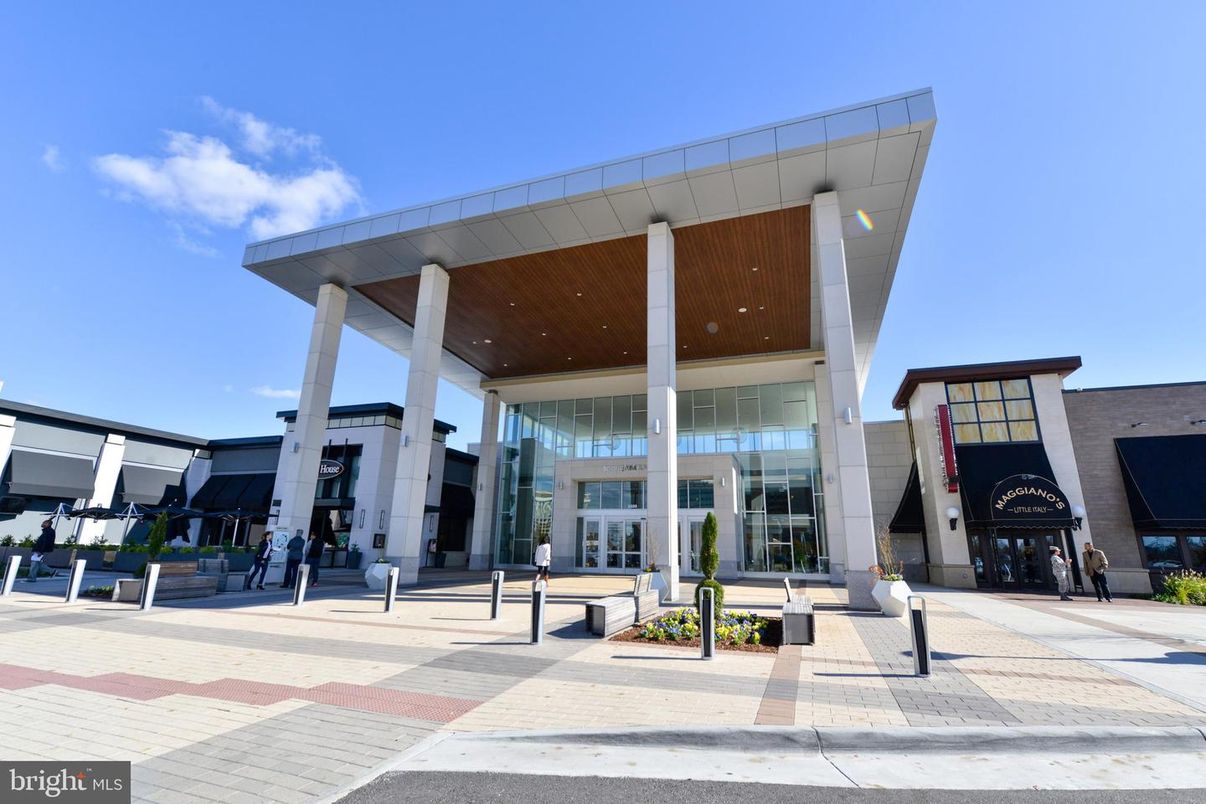 Exterior, Facade, Modern