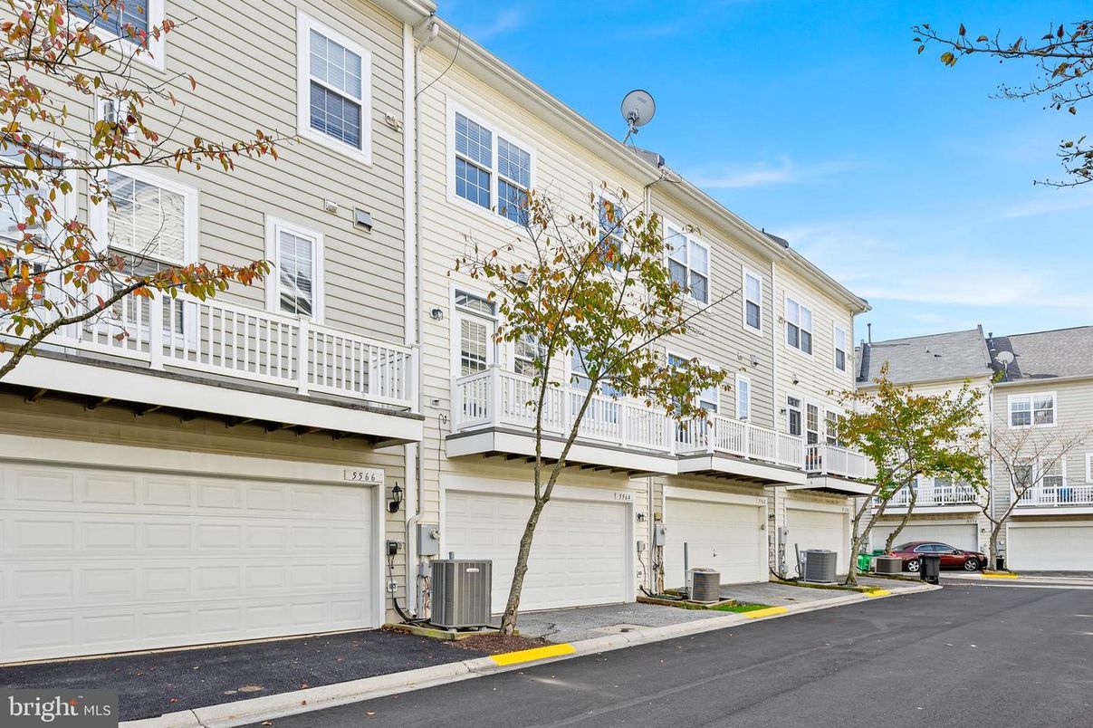 Attached, Exterior, Facade, Rowhouse