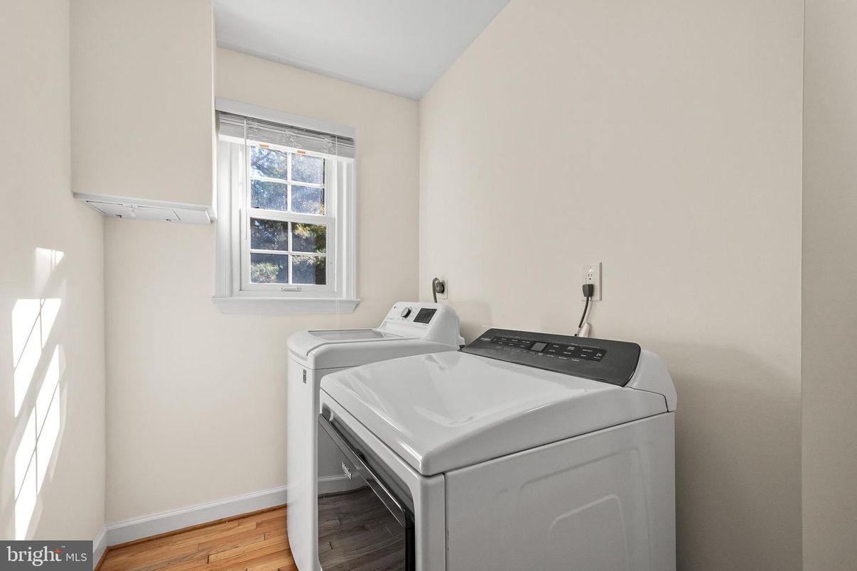 Interior, Washer, Wood Texture Flooring