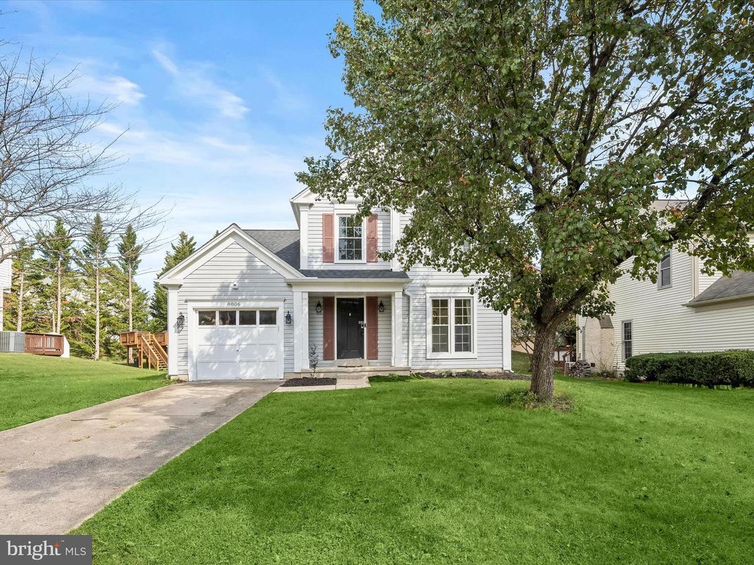 Attached, Exterior, Facade, Cape Cod