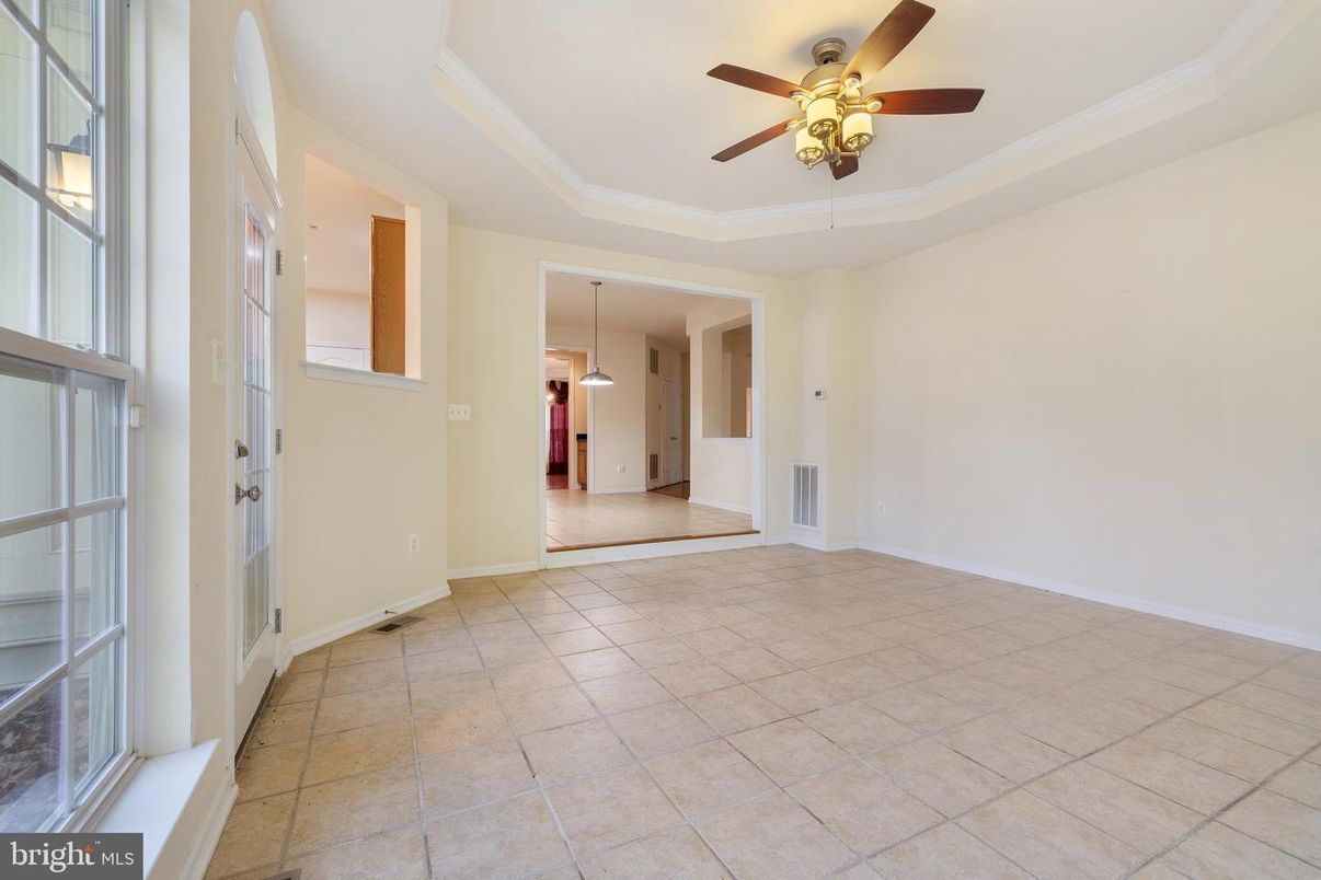 Empty room, Interior, Pendant Lights