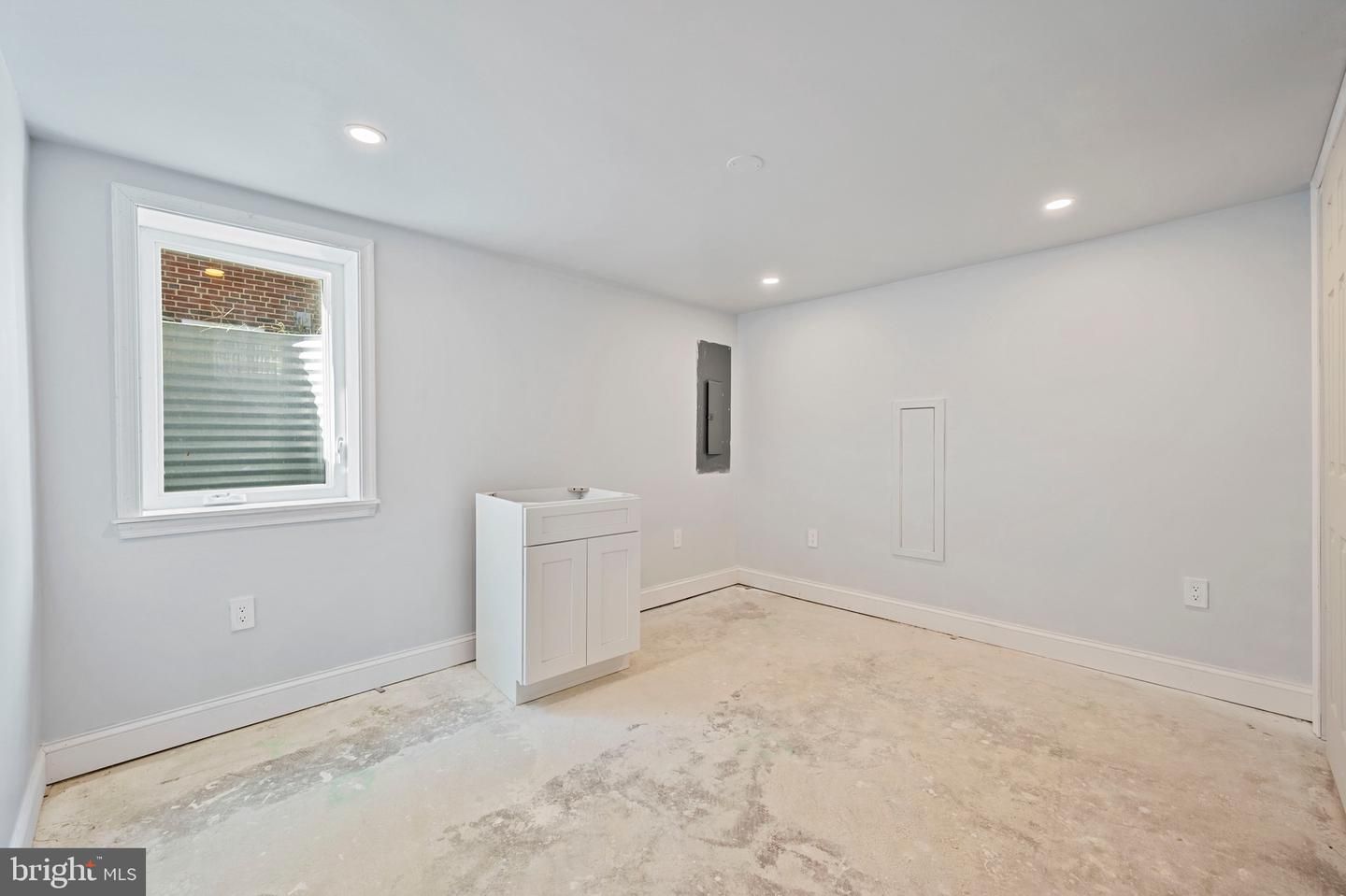 Empty room, Interior, Recessed Lighting