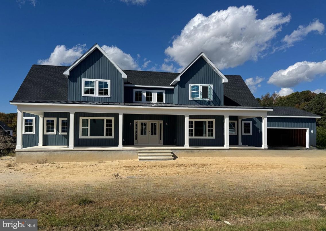 Attached, Exterior, Facade, Farmhouse