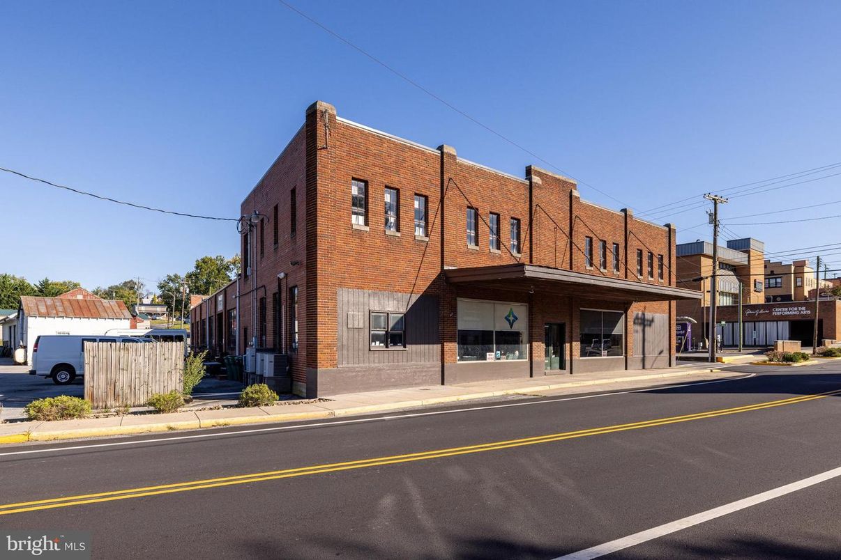 Exterior, Facade, Brick Facade, Rowhouse
