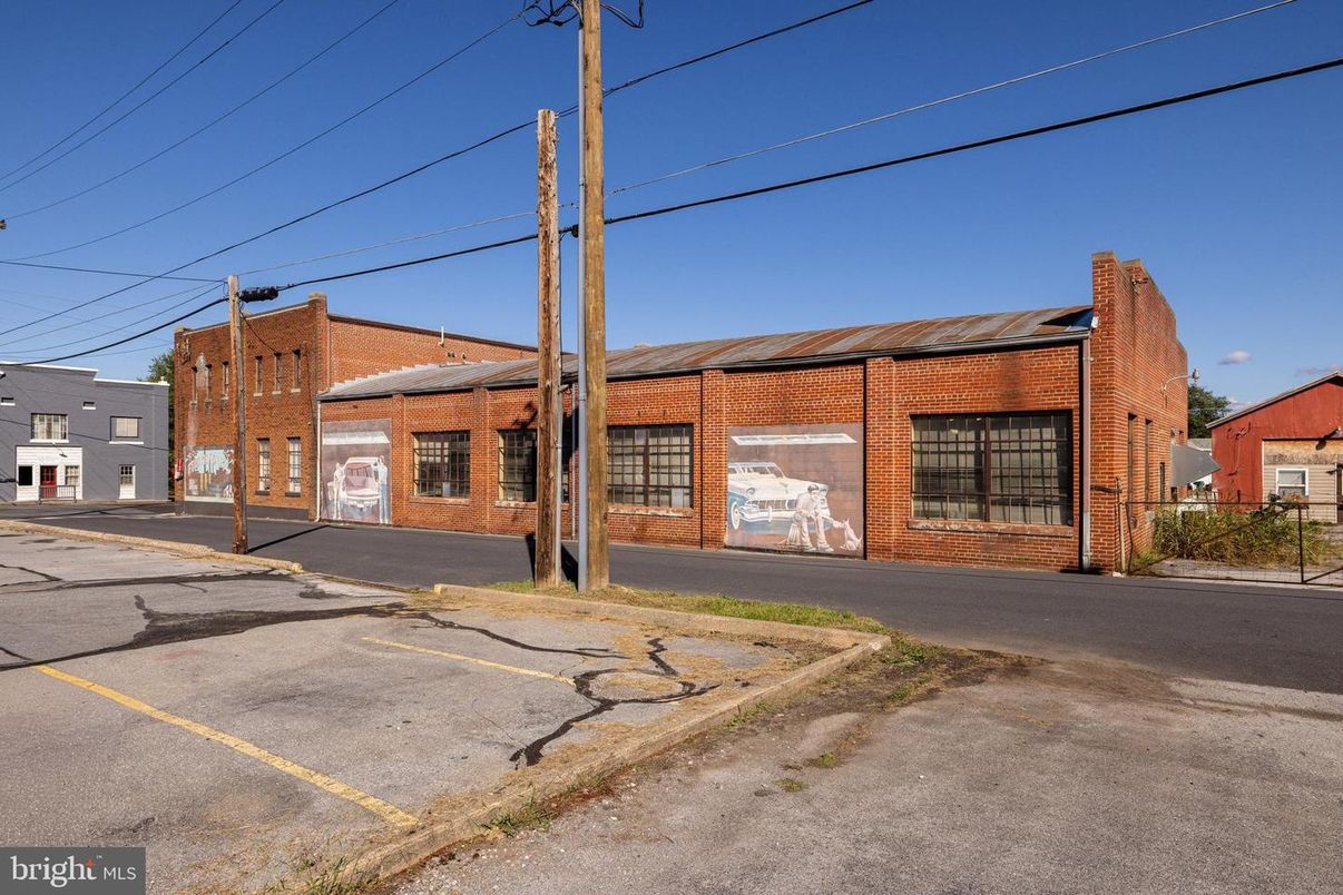 Exterior, Facade, Brick Facade, Cape Cod
