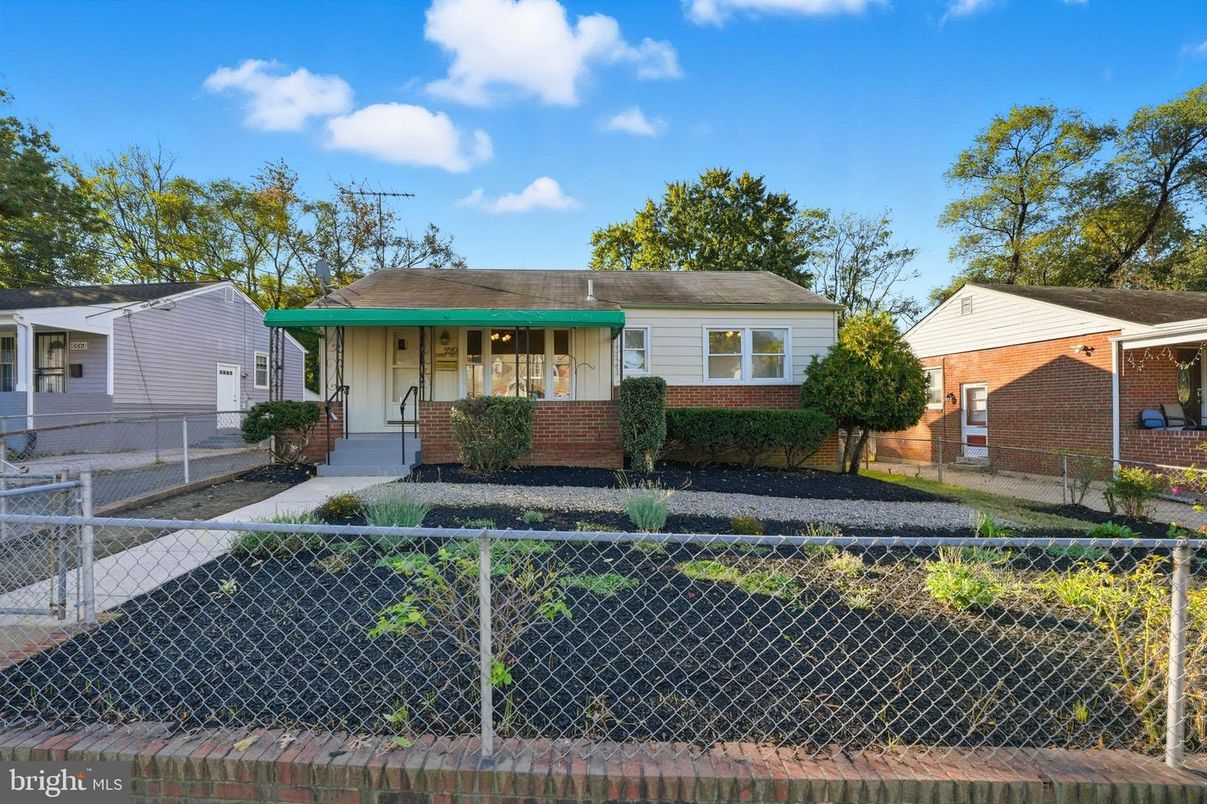 Exterior, Facade, Brick Facade, Cape Cod