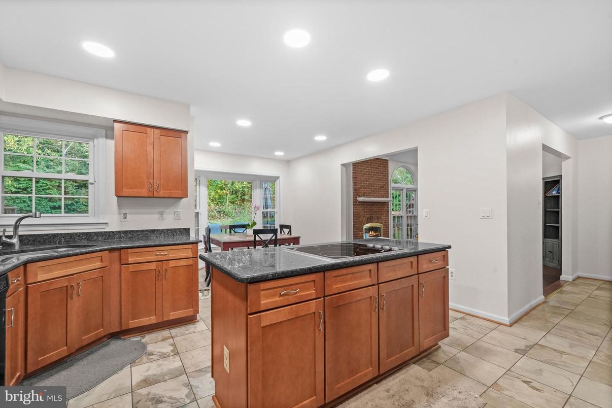 Fireplace, Interior, Kitchen, Recessed Lighting