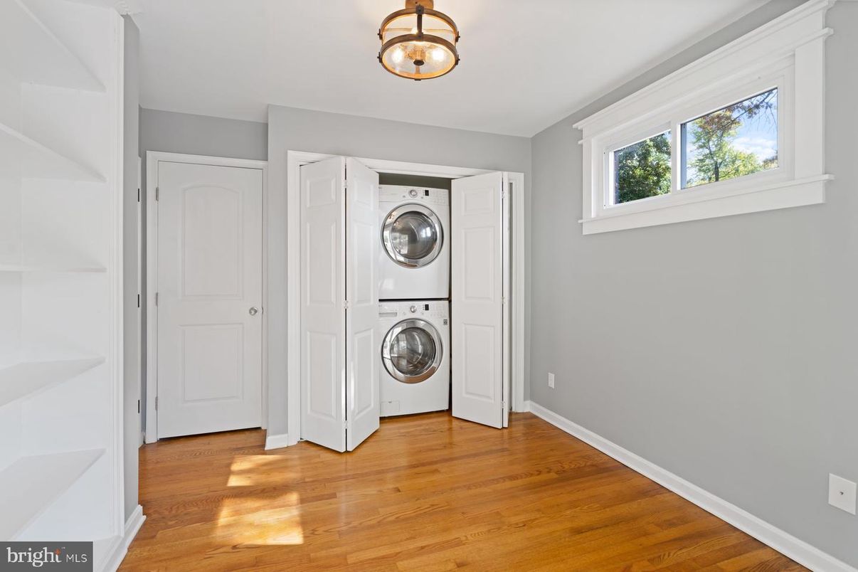 Interior, Utility Closets, Washer, Wood Texture Flooring