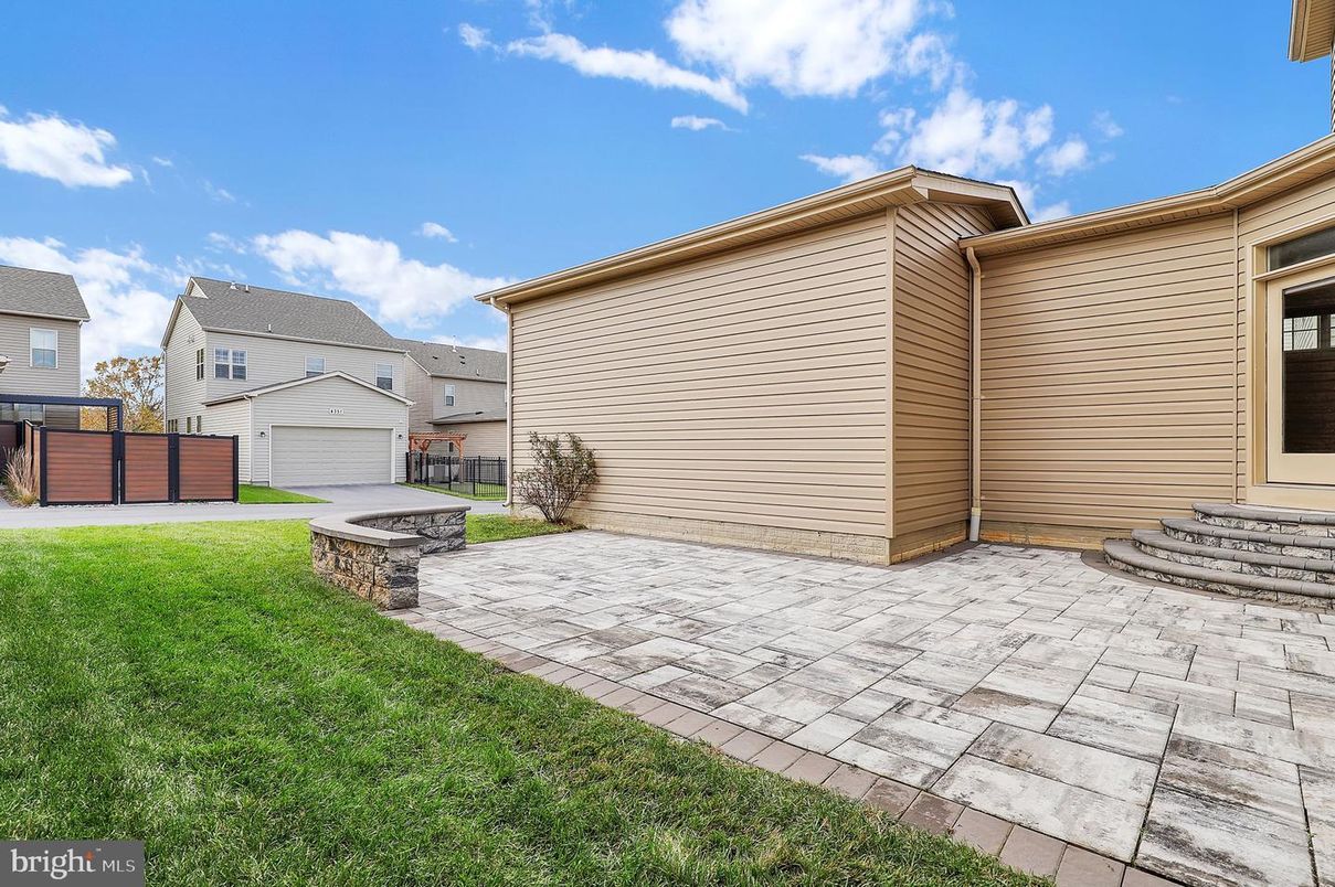 Backyard, Detached Garage, Exterior