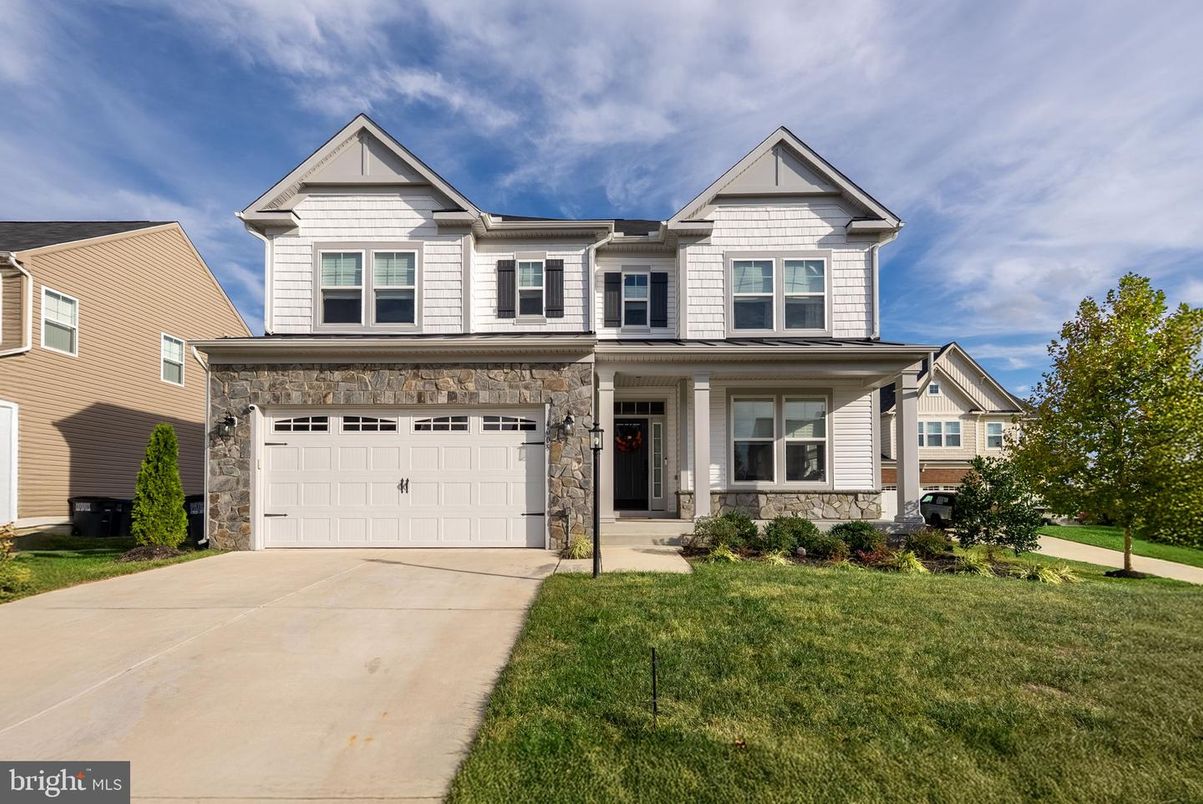 Attached, Exterior, Facade, Farmhouse