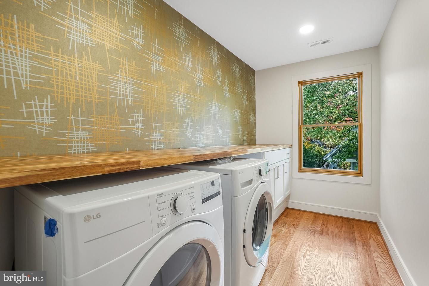 Interior, Recessed Lighting, Washer, Wood Texture Flooring