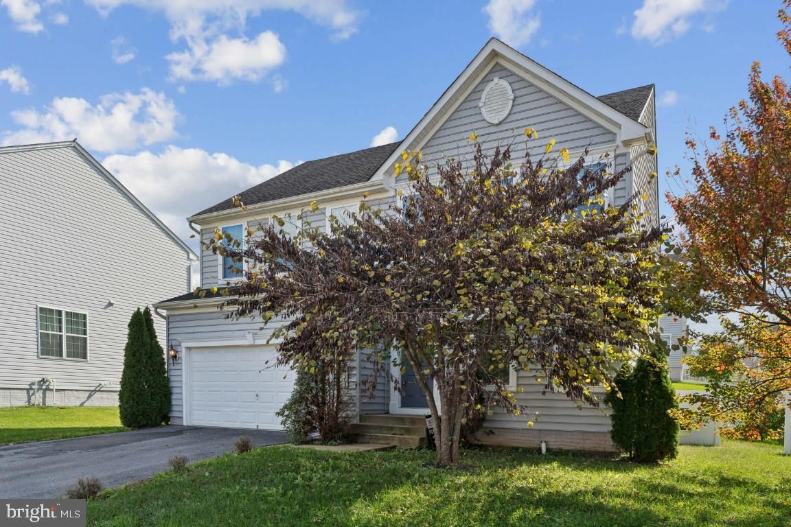 Attached, Exterior, Facade, Farmhouse