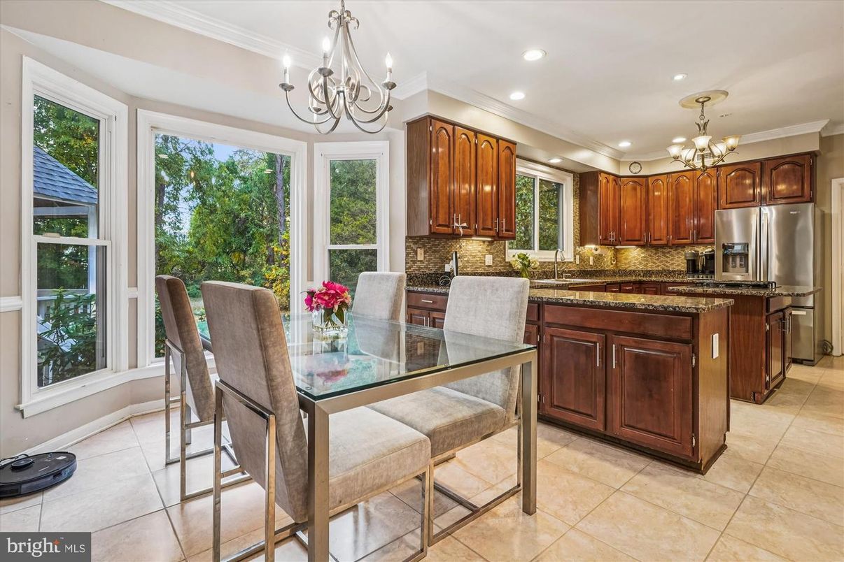 Chandelier, Dining room, Interior, Kitchen, Recessed Lighting, Stainless Steel Appliances