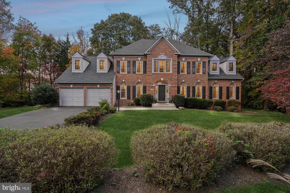 Attached, Exterior, Facade, Brick Facade, Georgian